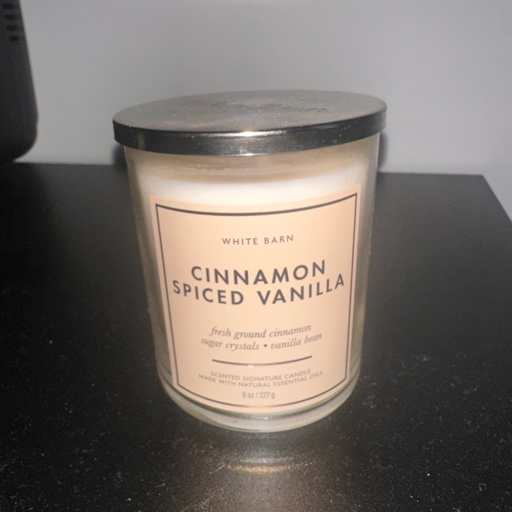 White Barn Cinnamon Spiced Vanilla Candle - Cream Label
